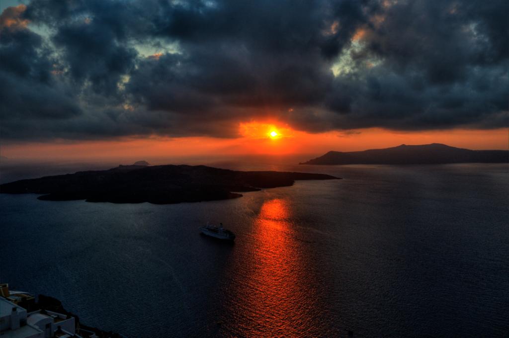 Sonnununtergang im Kraterkessel von Santorini