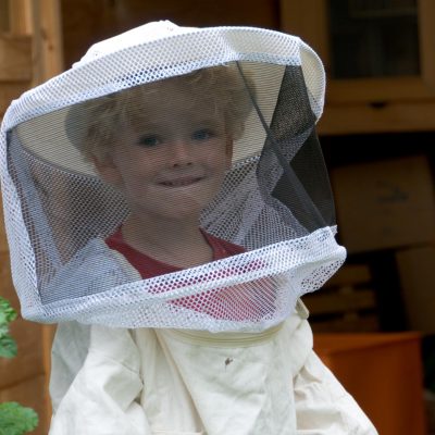 Kimani hilft beim Honig ernten